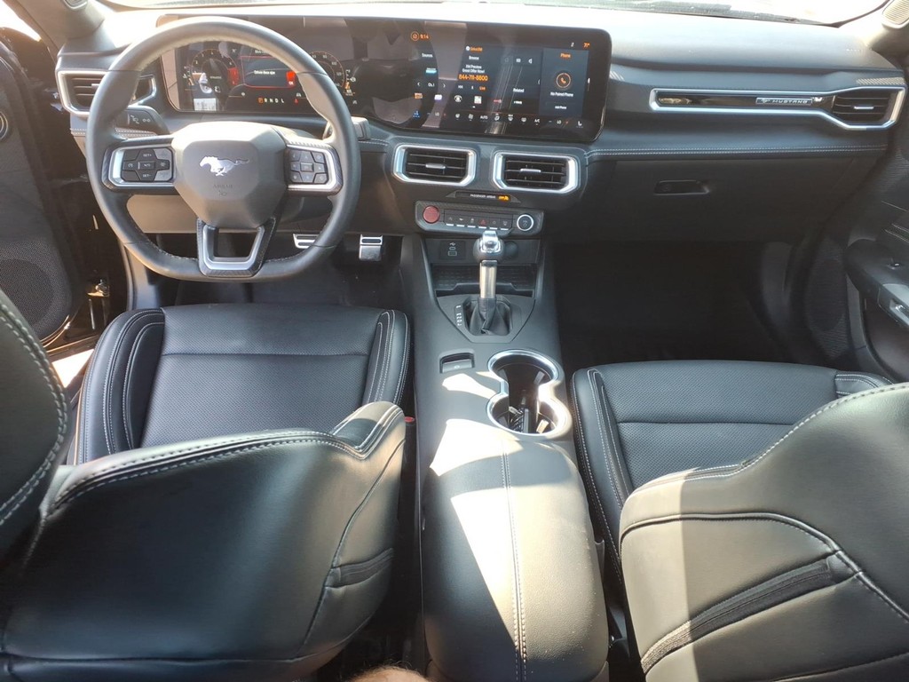 Ford Mustang Vehicle Full-screen Gallery Image 6
