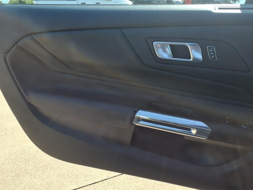 Ford Mustang Vehicle Full-screen Gallery Image 16