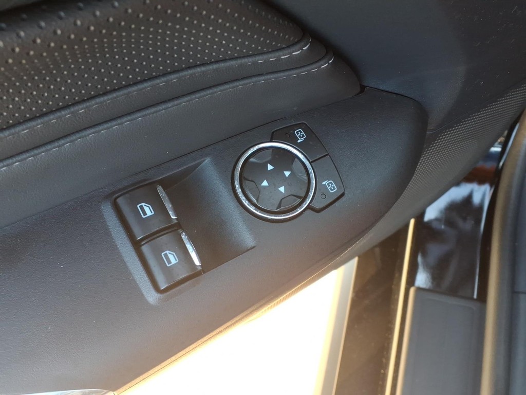 Ford Mustang Vehicle Full-screen Gallery Image 17