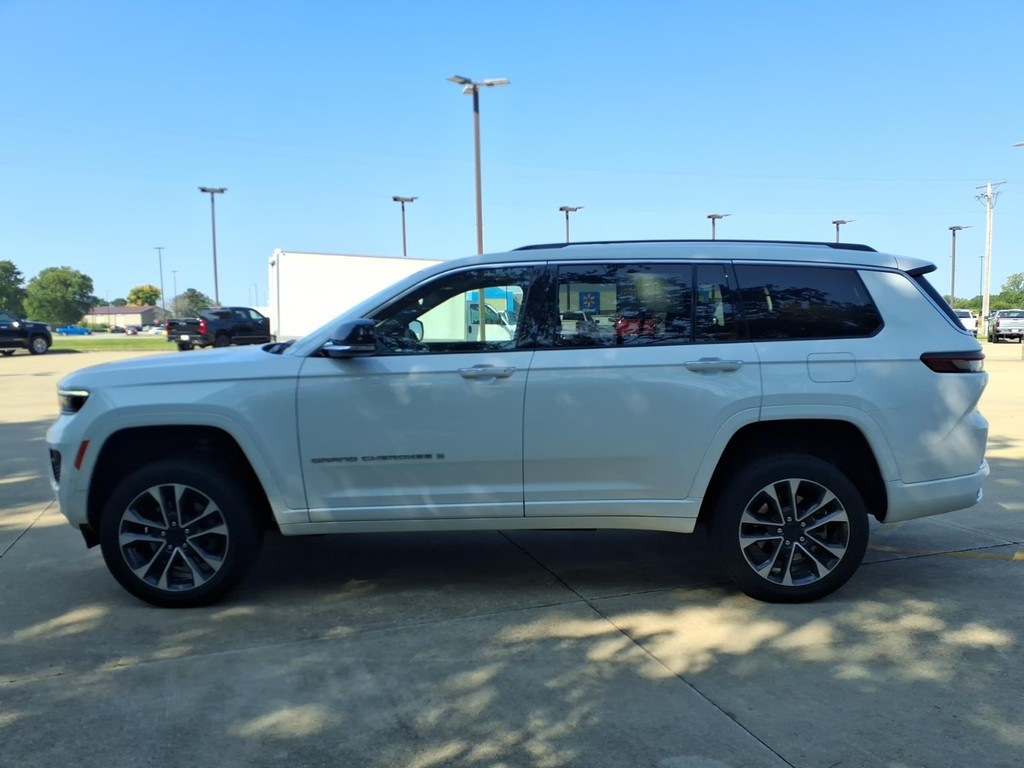 Jeep Grand Cherokee L Vehicle Full-screen Gallery Image 2