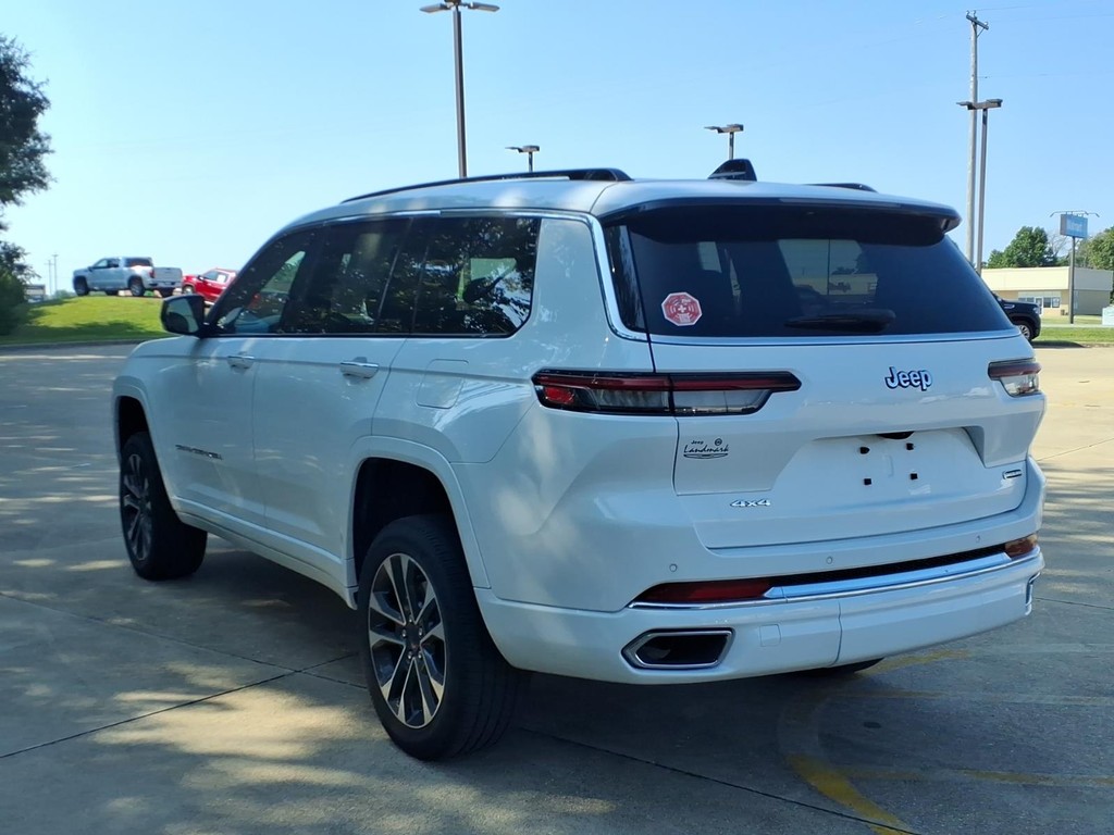 Jeep Grand Cherokee L Vehicle Full-screen Gallery Image 3