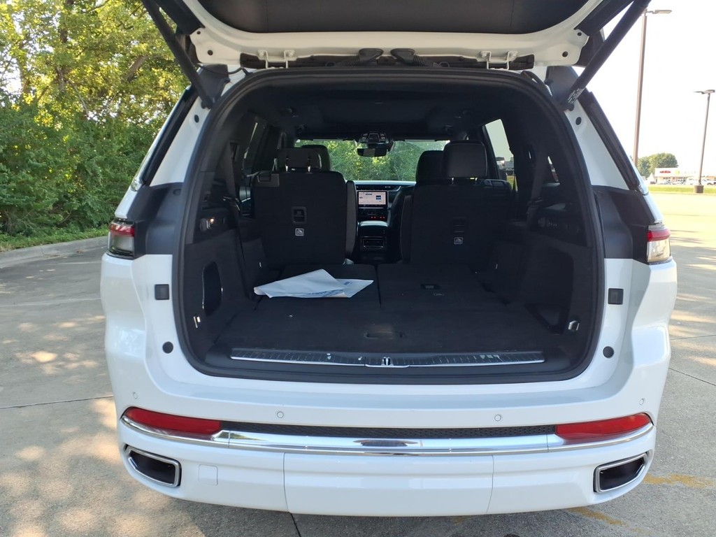 Jeep Grand Cherokee L Vehicle Full-screen Gallery Image 5