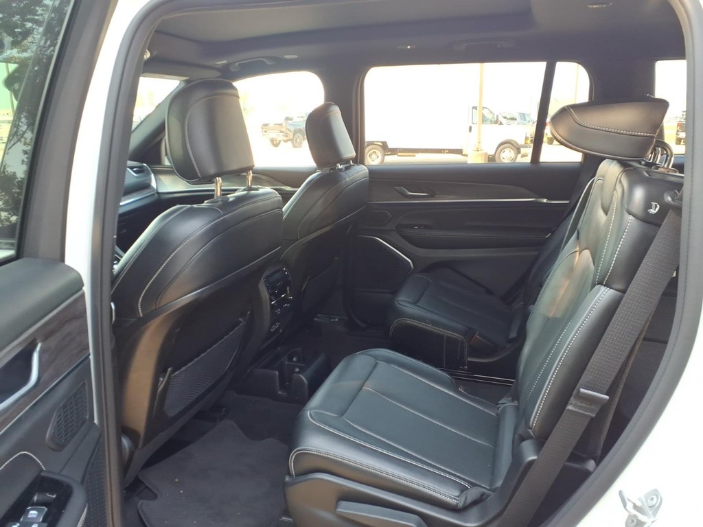 Jeep Grand Cherokee L Vehicle Full-screen Gallery Image 6