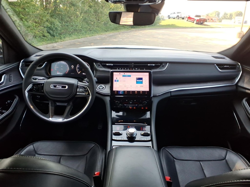 Jeep Grand Cherokee L Vehicle Full-screen Gallery Image 7