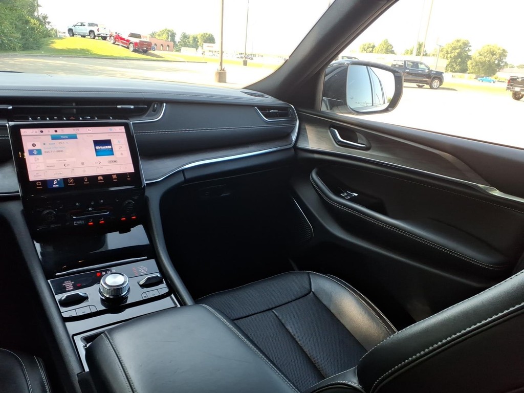 Jeep Grand Cherokee L Vehicle Full-screen Gallery Image 8