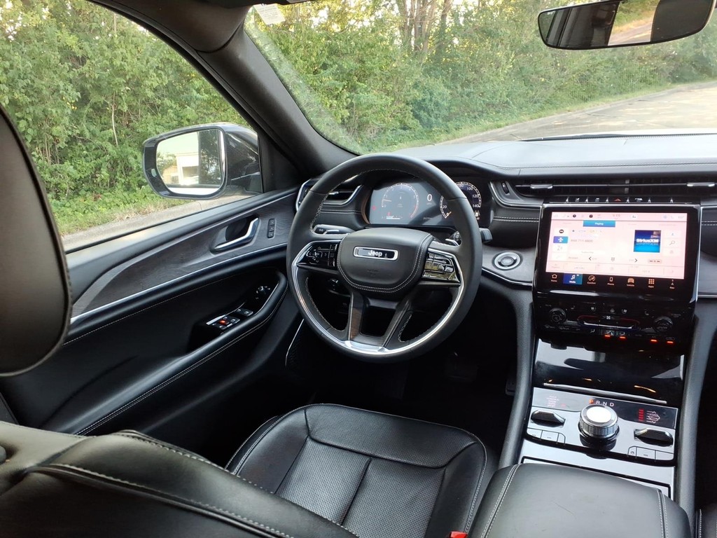 Jeep Grand Cherokee L Vehicle Full-screen Gallery Image 9