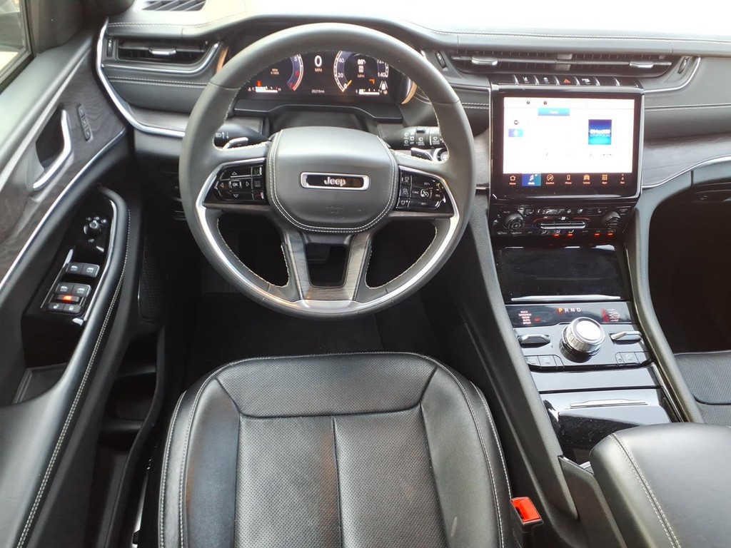 Jeep Grand Cherokee L Vehicle Full-screen Gallery Image 10