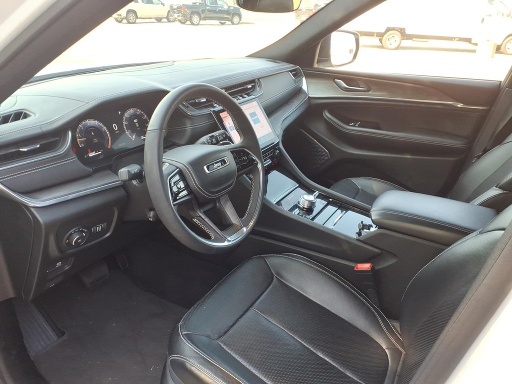 Jeep Grand Cherokee L Vehicle Full-screen Gallery Image 11