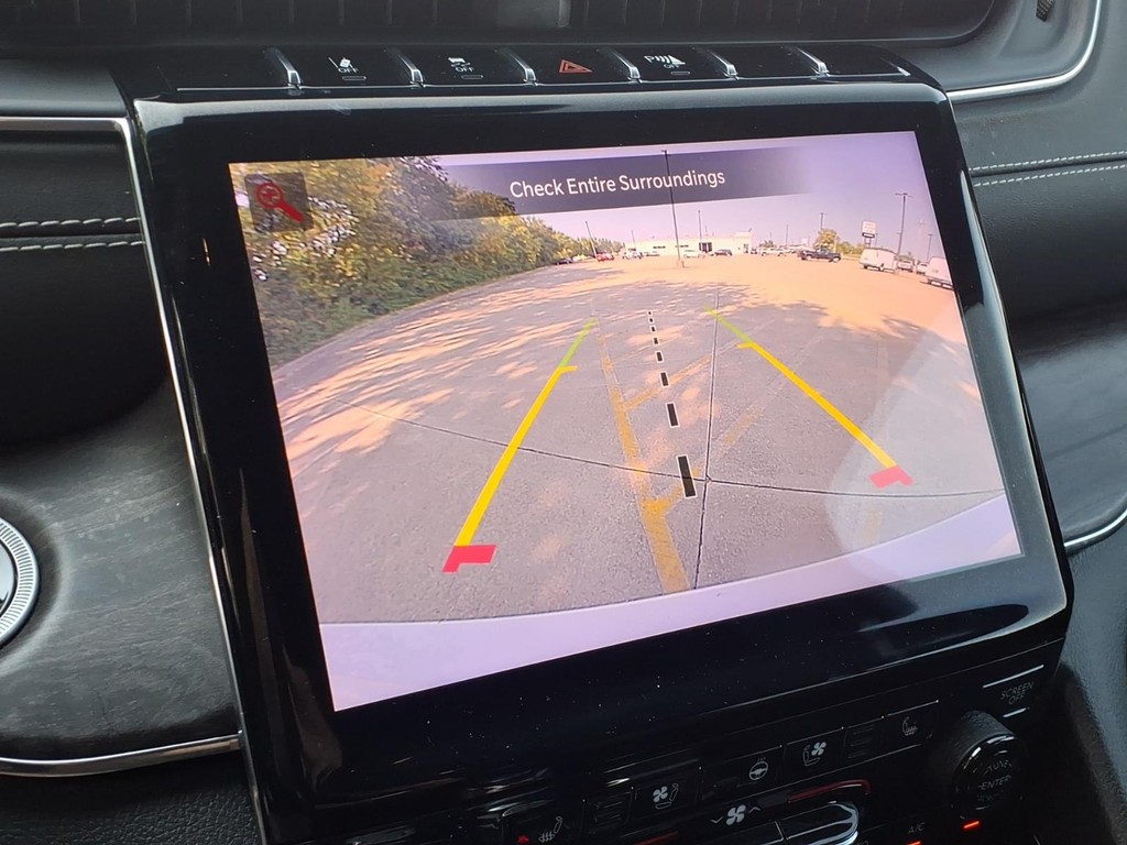Jeep Grand Cherokee L Vehicle Full-screen Gallery Image 13