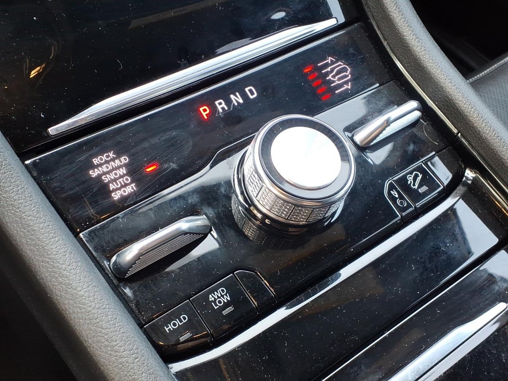 Jeep Grand Cherokee L Vehicle Full-screen Gallery Image 15