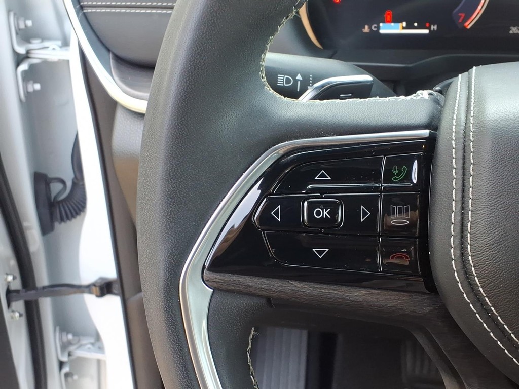 Jeep Grand Cherokee L Vehicle Full-screen Gallery Image 16