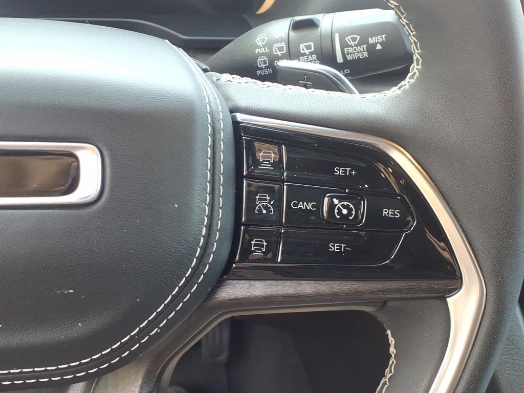 Jeep Grand Cherokee L Vehicle Full-screen Gallery Image 17