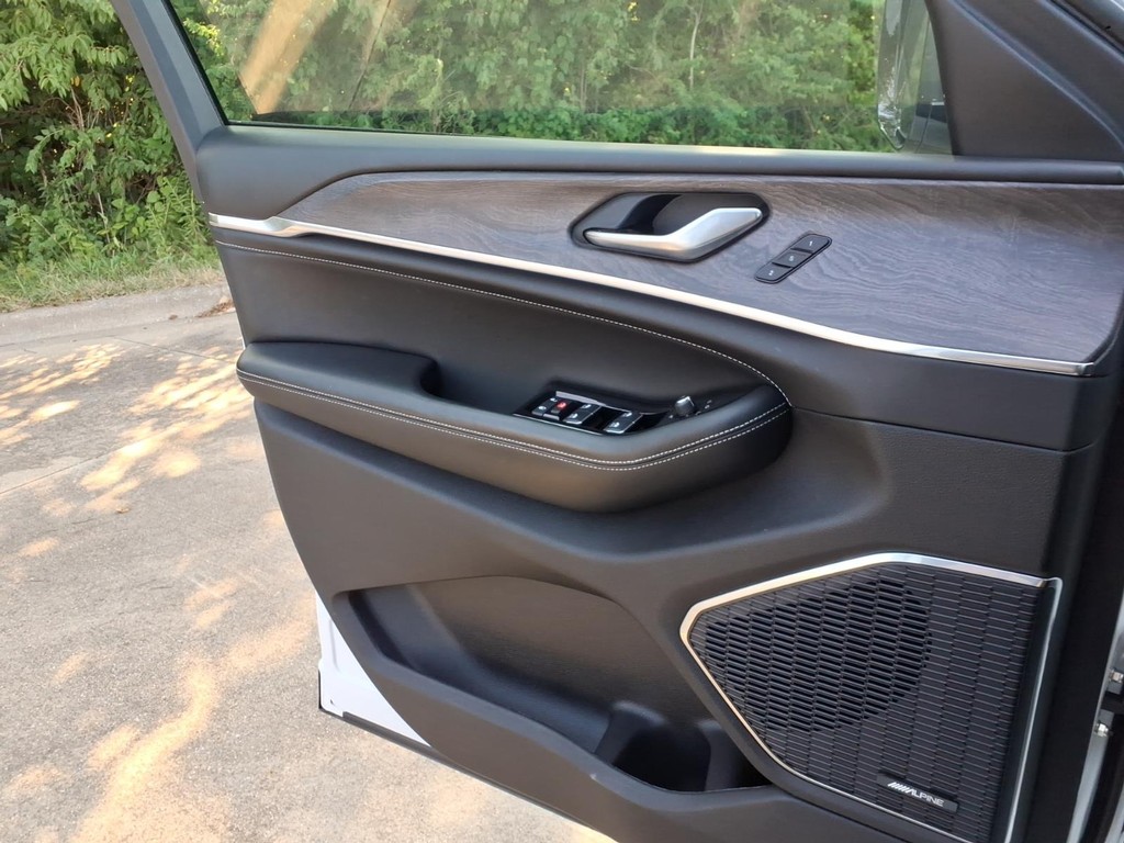 Jeep Grand Cherokee L Vehicle Full-screen Gallery Image 19