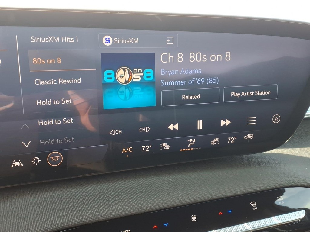 Buick Enclave Vehicle Full-screen Gallery Image 09