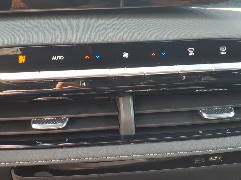 Buick Enclave Vehicle Full-screen Gallery Image 13