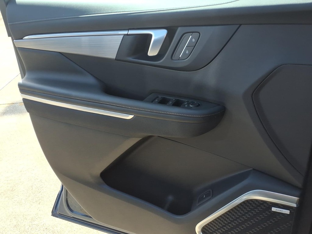 Buick Enclave Vehicle Full-screen Gallery Image 18