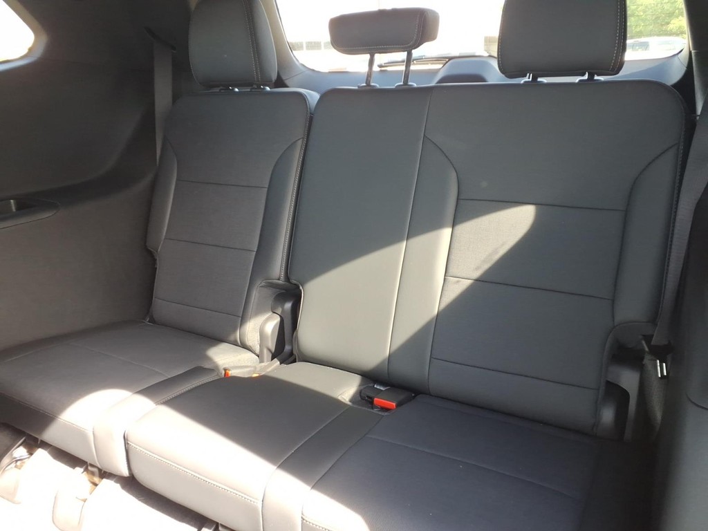 Buick Enclave Vehicle Full-screen Gallery Image 24