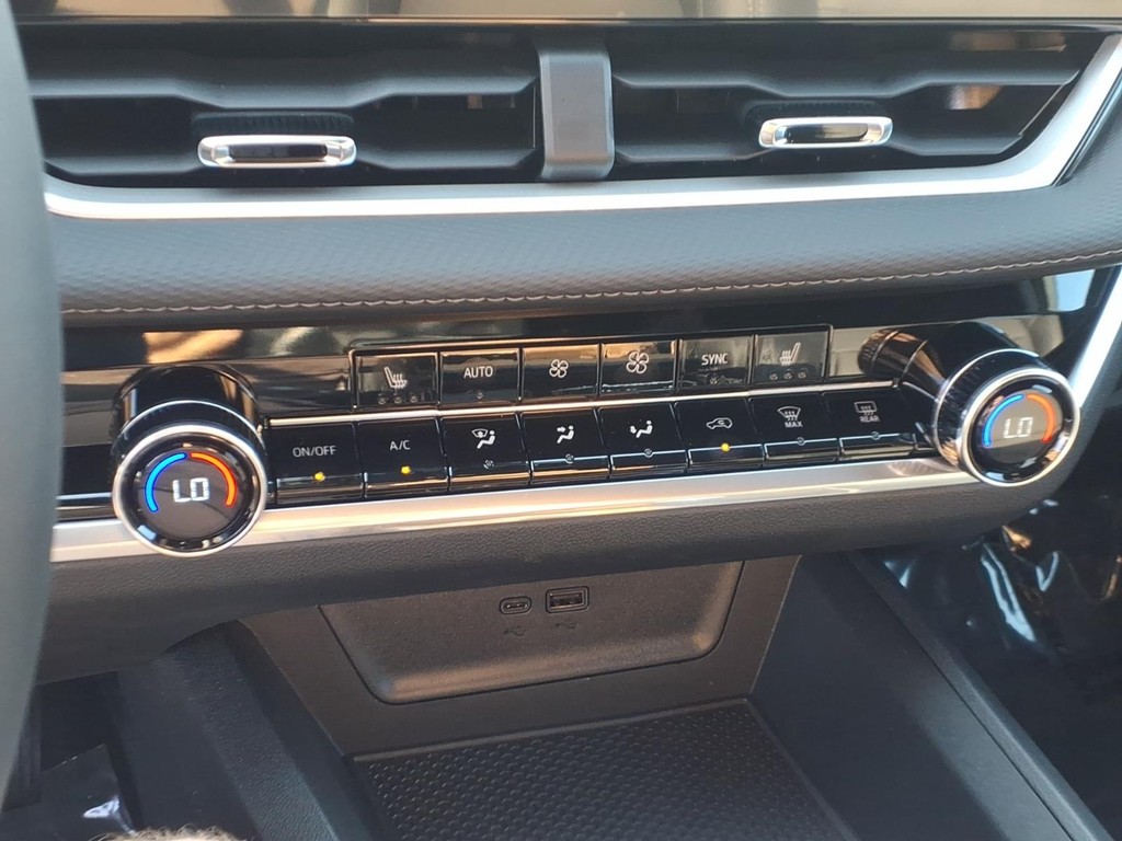 Chevrolet Equinox Vehicle Full-screen Gallery Image 14