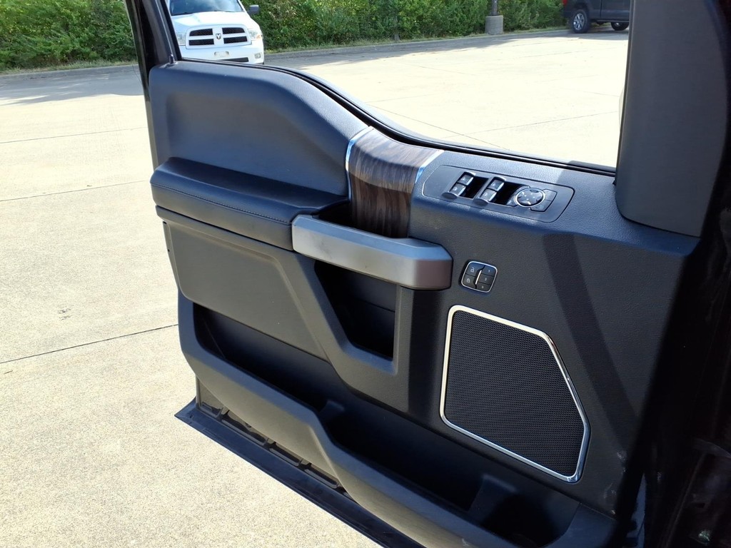 Ford F-150 Vehicle Full-screen Gallery Image 20