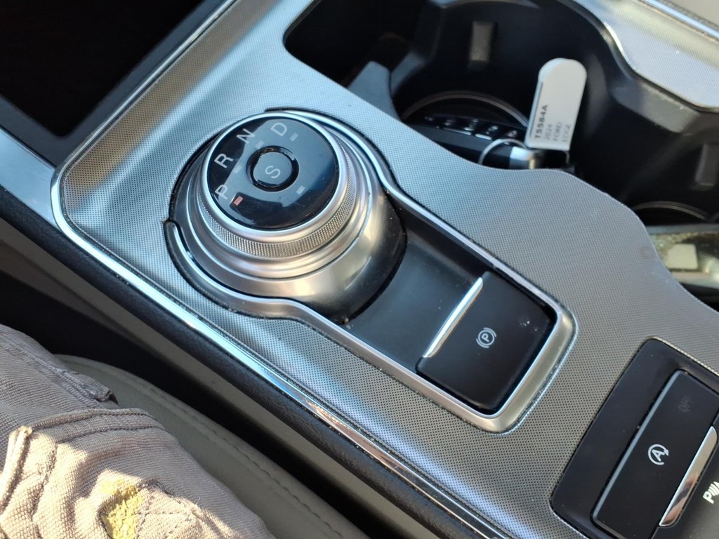 Ford Edge Vehicle Full-screen Gallery Image 15