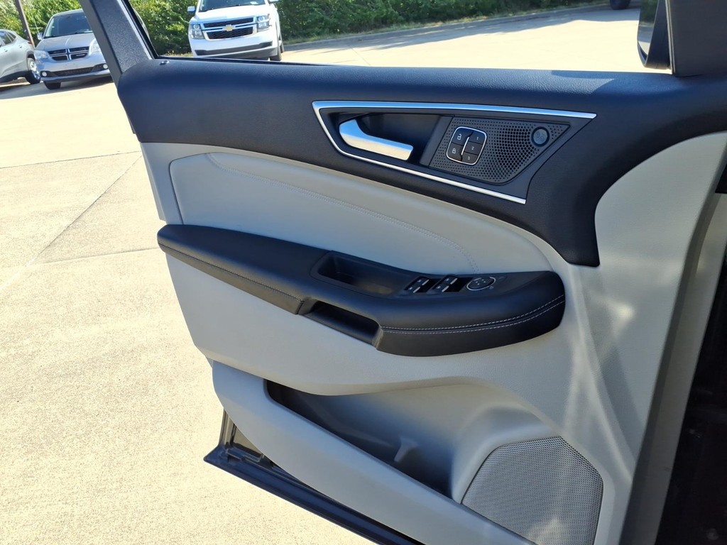 Ford Edge Vehicle Full-screen Gallery Image 19