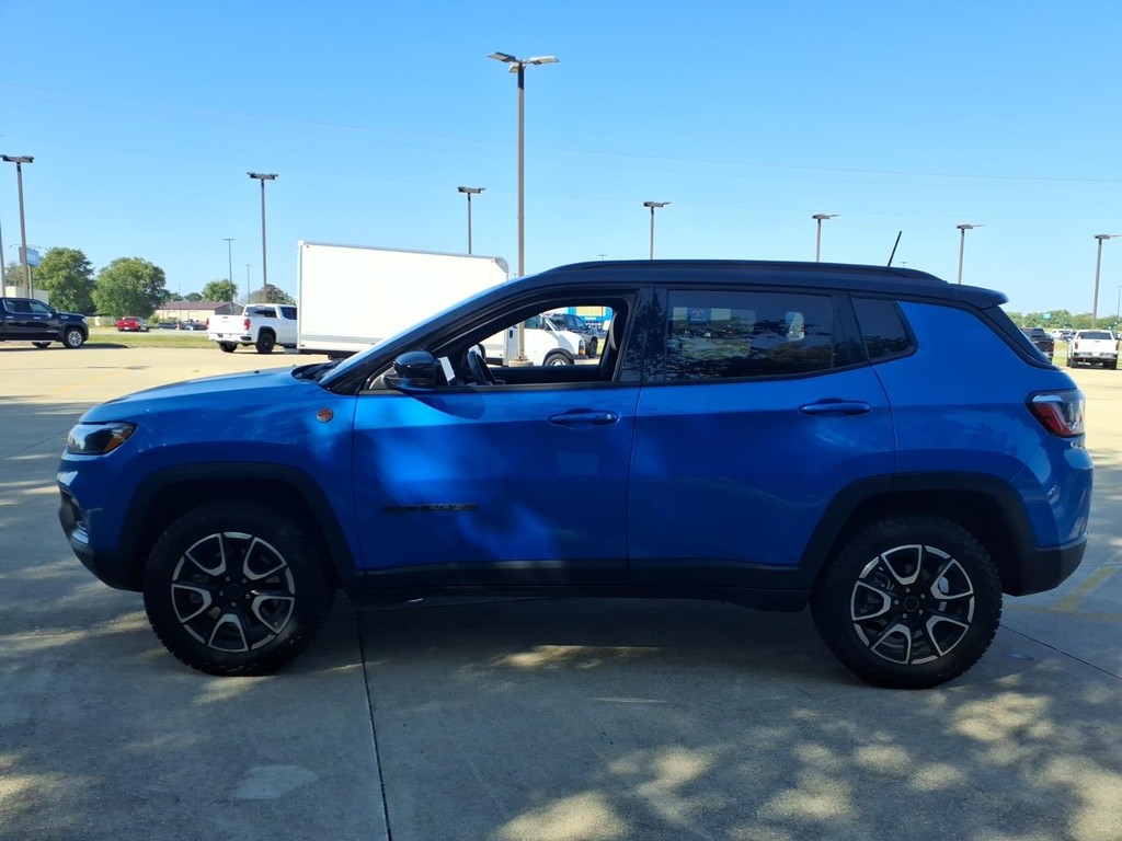 Jeep Compass Vehicle Full-screen Gallery Image 2