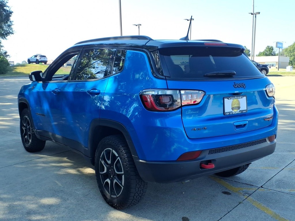 Jeep Compass Vehicle Full-screen Gallery Image 3