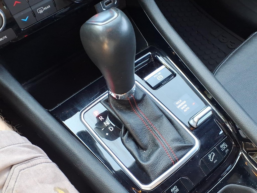 Jeep Compass Vehicle Full-screen Gallery Image 11