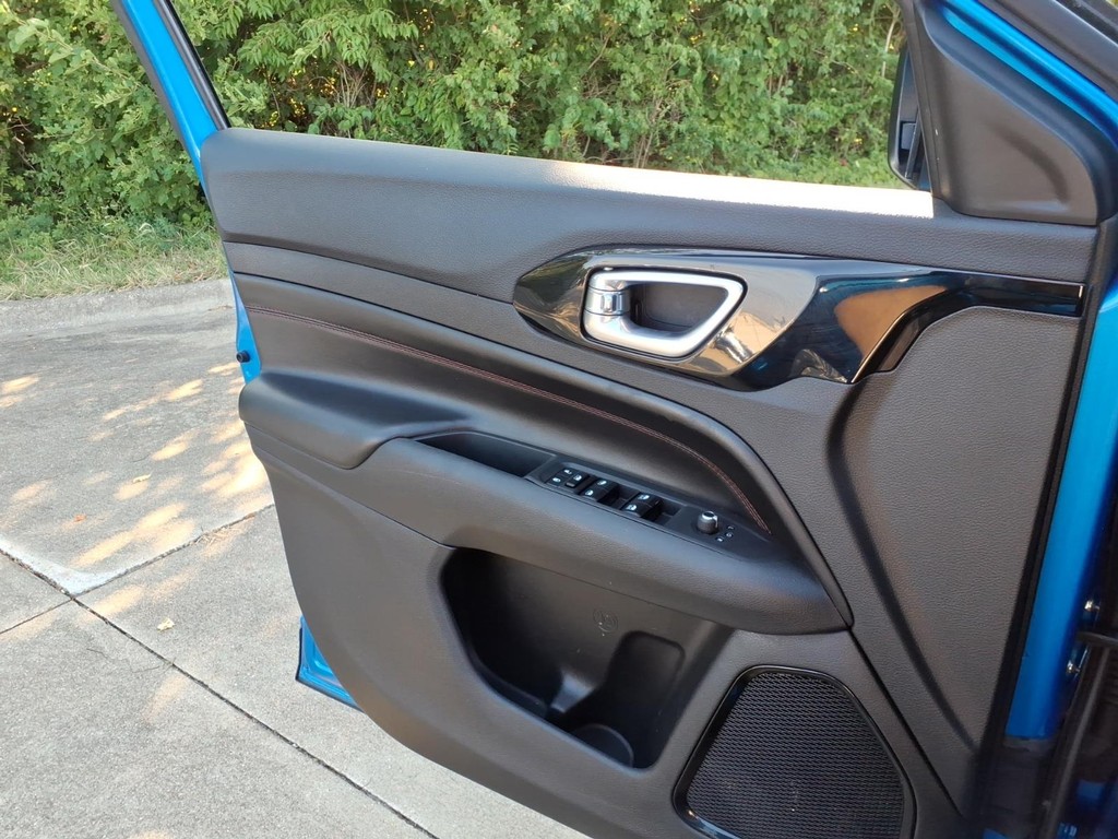 Jeep Compass Vehicle Full-screen Gallery Image 15