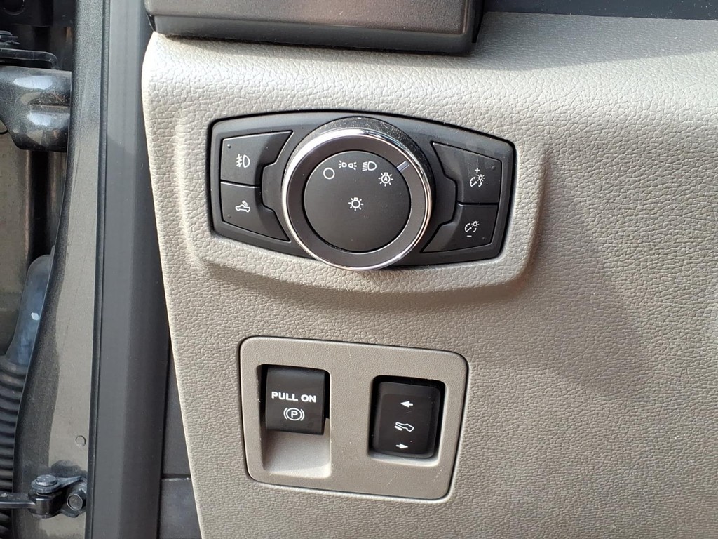 Ford F-150 Vehicle Full-screen Gallery Image 19