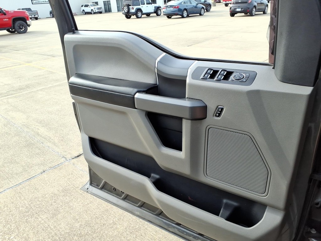 Ford F-150 Vehicle Full-screen Gallery Image 20
