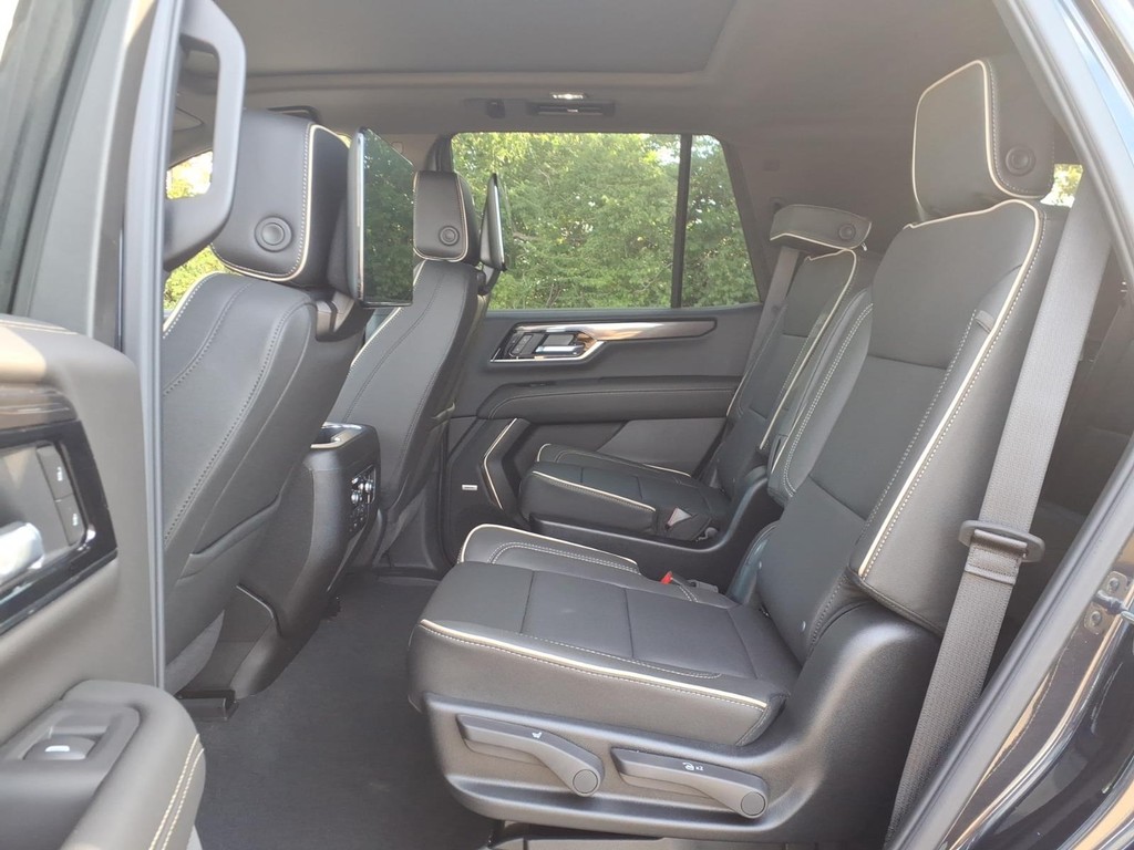 GMC Yukon Vehicle Full-screen Gallery Image 6
