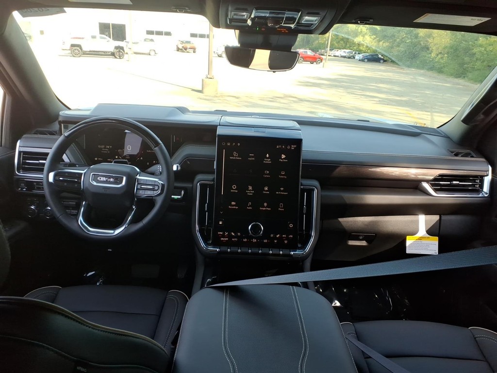GMC Yukon Vehicle Full-screen Gallery Image 7