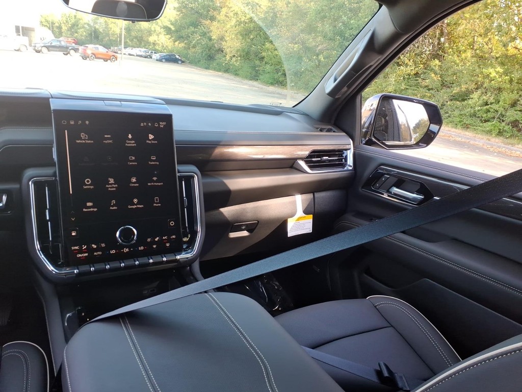 GMC Yukon Vehicle Full-screen Gallery Image 8