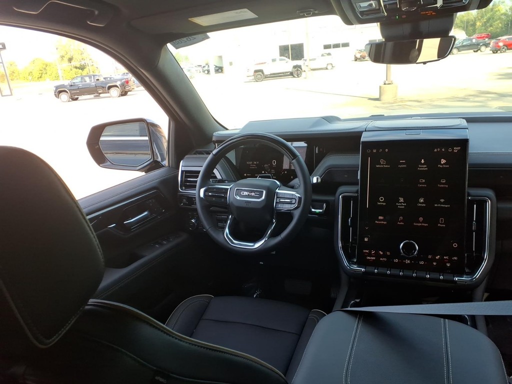 GMC Yukon Vehicle Full-screen Gallery Image 9
