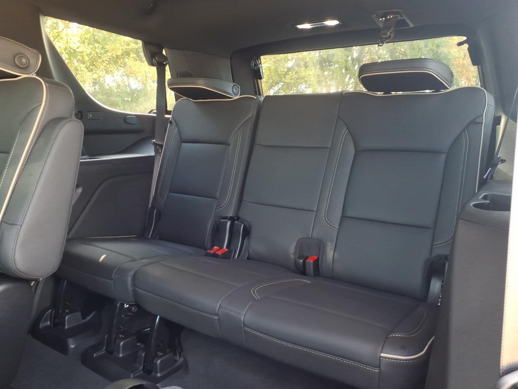 GMC Yukon Vehicle Full-screen Gallery Image 11