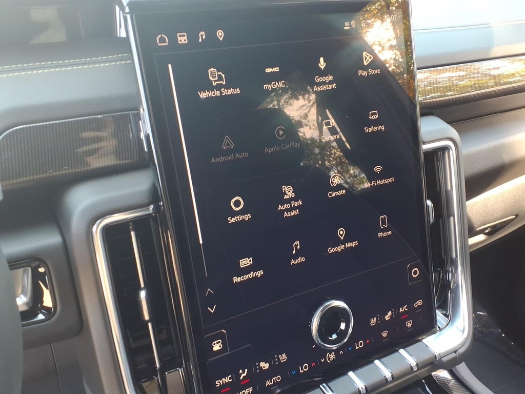 GMC Yukon Vehicle Full-screen Gallery Image 13