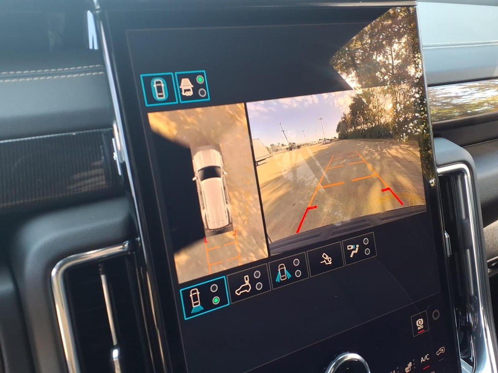 GMC Yukon Vehicle Full-screen Gallery Image 14