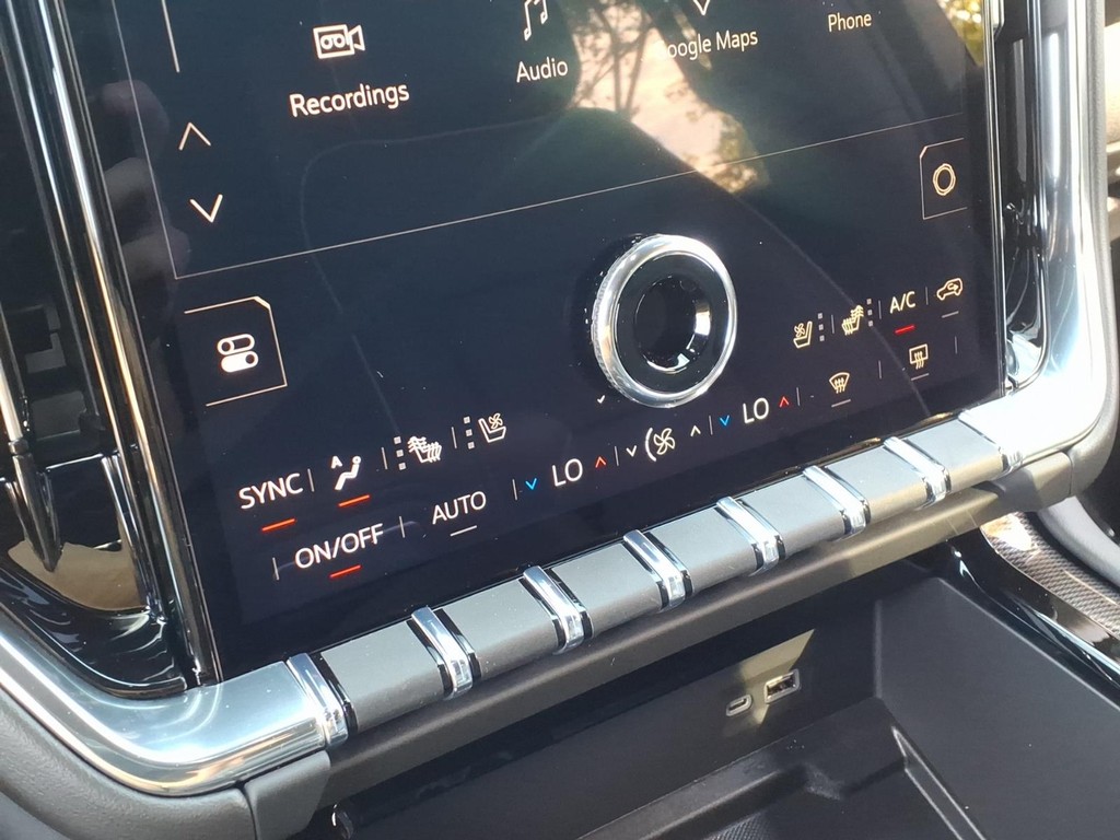 GMC Yukon Vehicle Full-screen Gallery Image 15