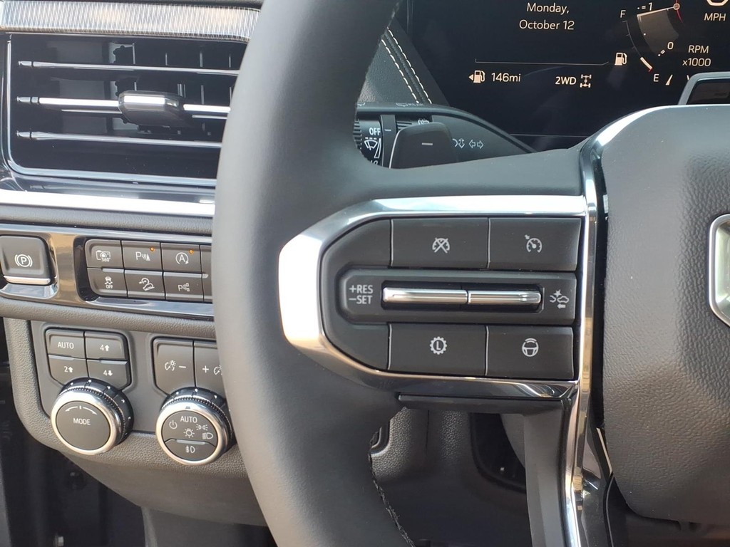 GMC Yukon Vehicle Full-screen Gallery Image 16