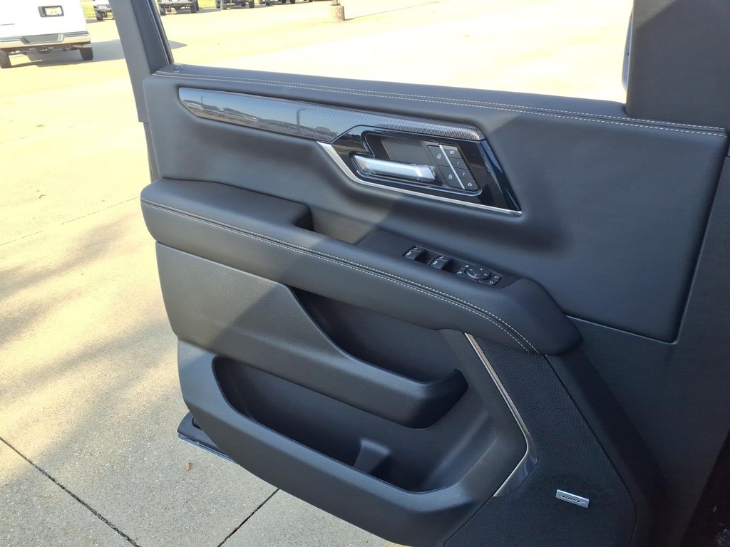 GMC Yukon Vehicle Full-screen Gallery Image 20