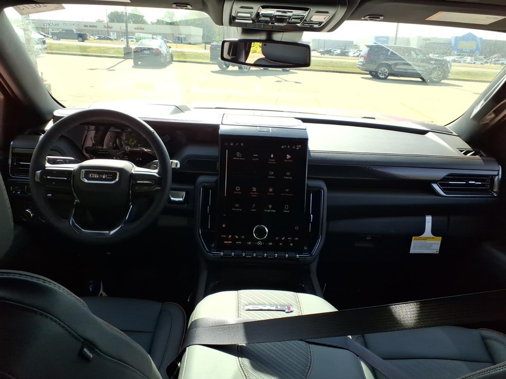 GMC Yukon Vehicle Full-screen Gallery Image 7