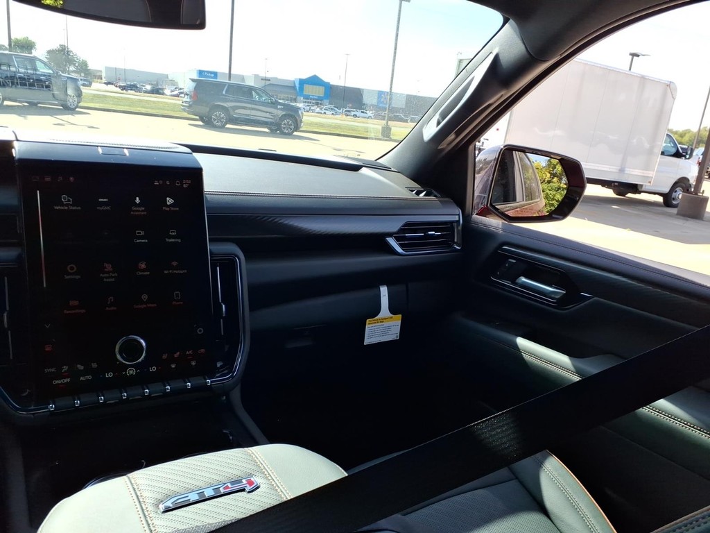 GMC Yukon Vehicle Full-screen Gallery Image 8