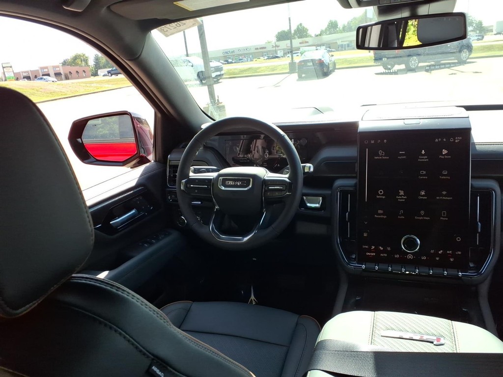 GMC Yukon Vehicle Full-screen Gallery Image 9