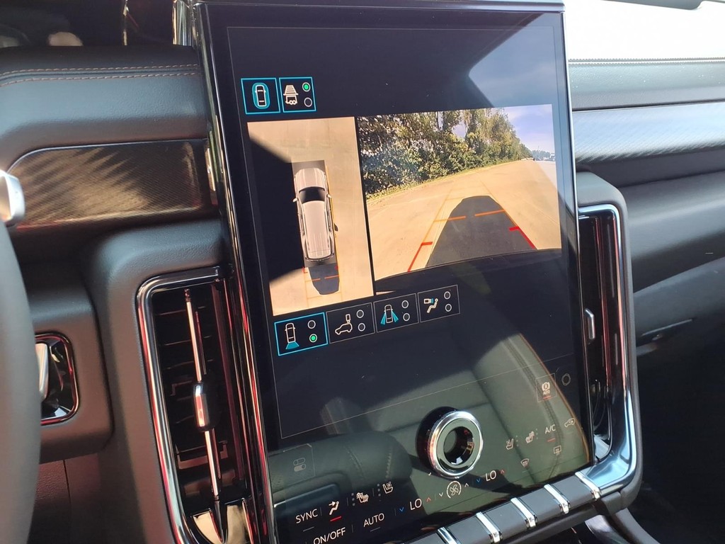 GMC Yukon Vehicle Full-screen Gallery Image 13