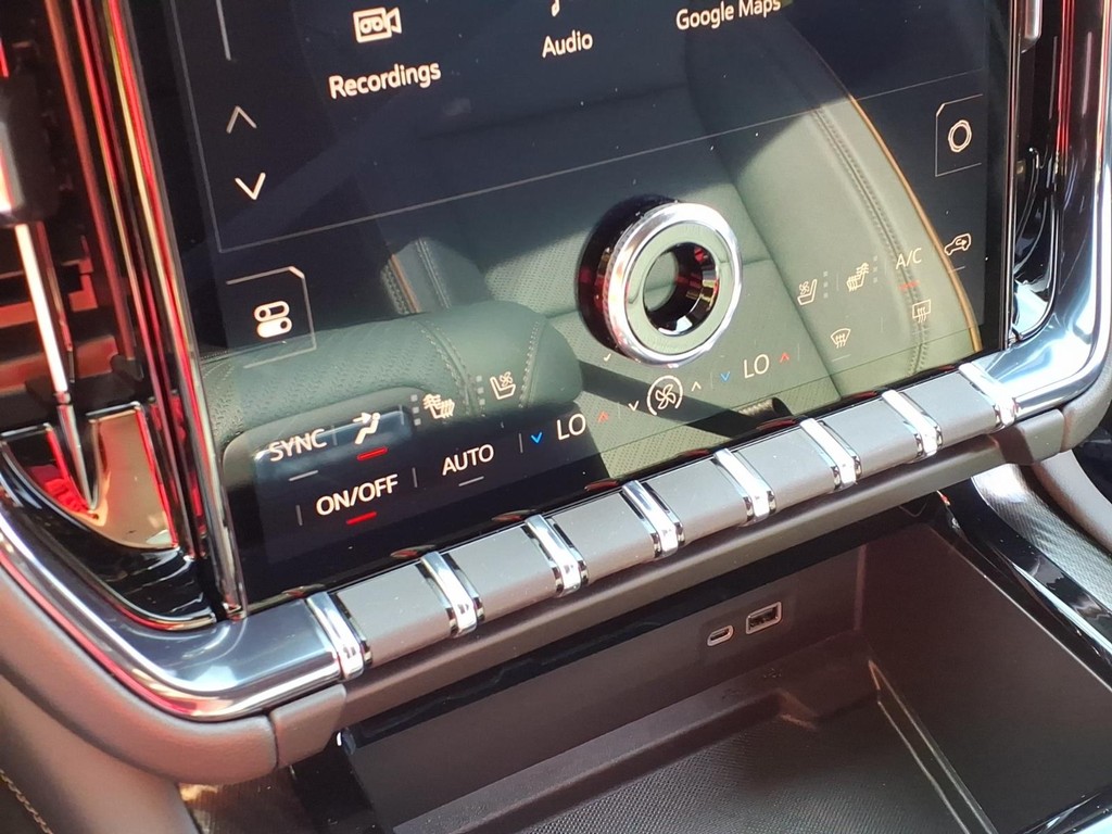 GMC Yukon Vehicle Full-screen Gallery Image 14