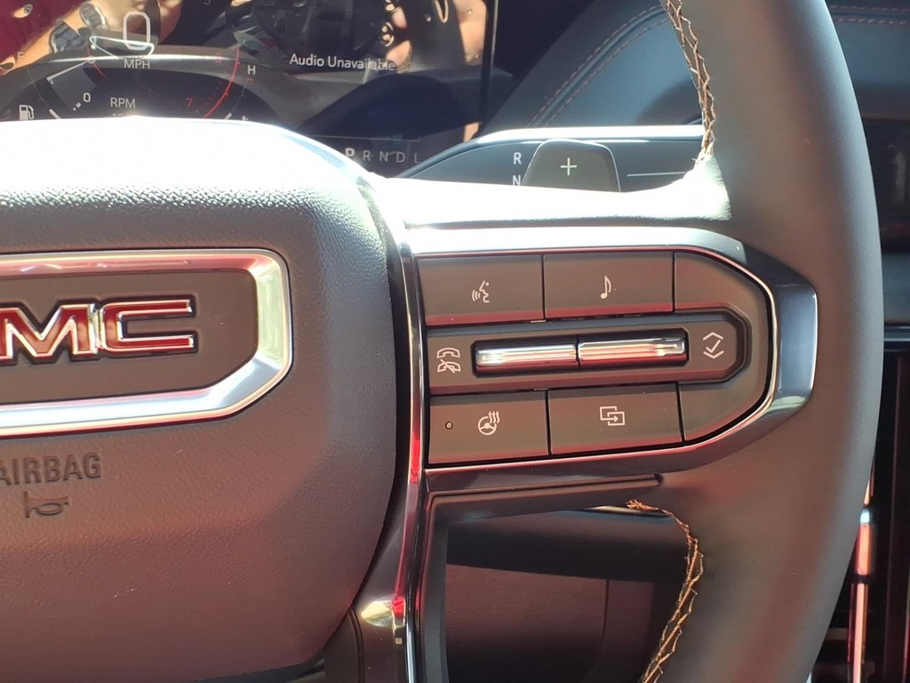 GMC Yukon Vehicle Full-screen Gallery Image 16