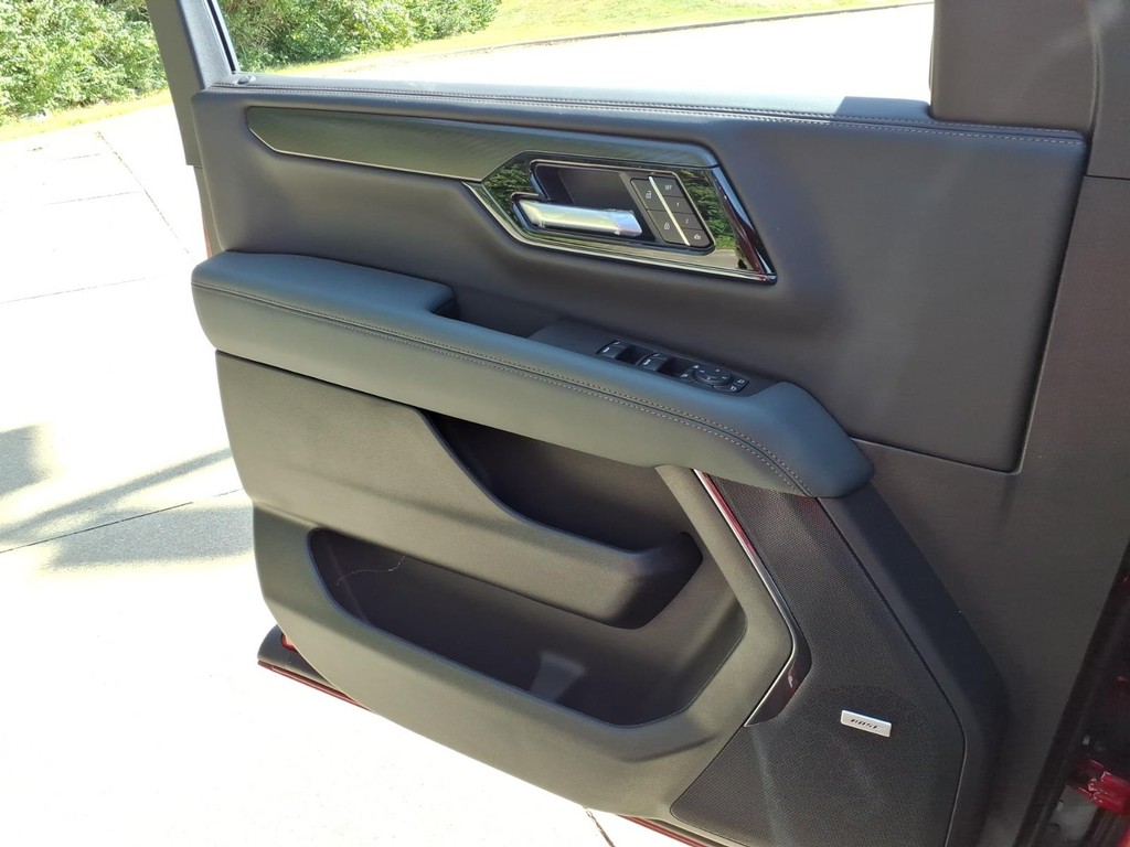 GMC Yukon Vehicle Full-screen Gallery Image 19