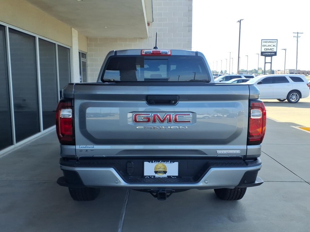 GMC Canyon Vehicle Full-screen Gallery Image 3