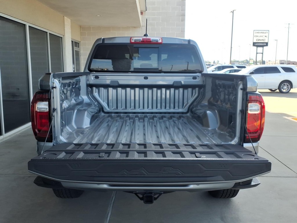 GMC Canyon Vehicle Full-screen Gallery Image 4